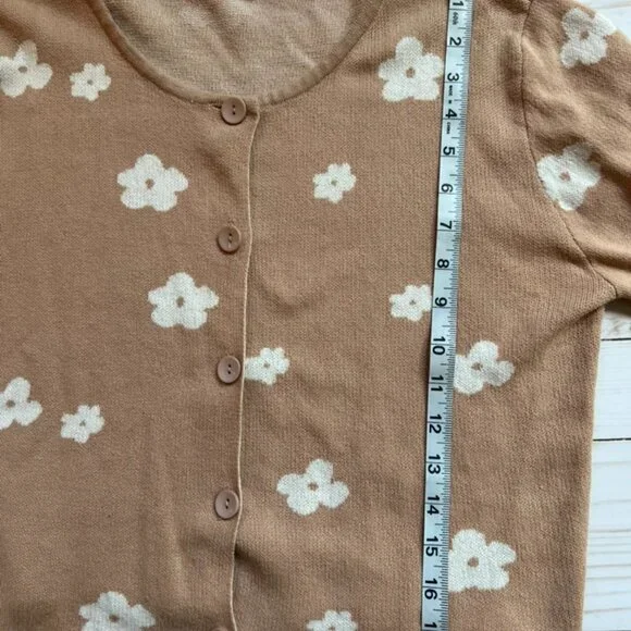 Le Lis Beige with white flowers Long Sleeve Button Down Cardigan sweater Size M - Picture 6 of 8